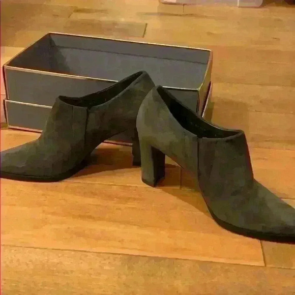 Stuart Weitzman gray suede heeled booties size 7 - Picture 6 of 10